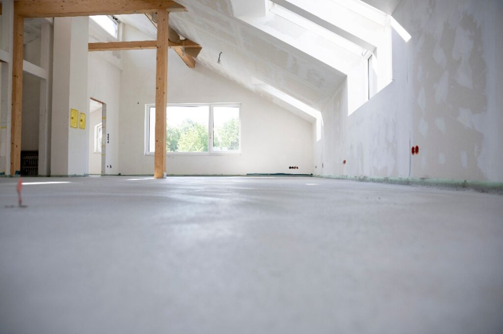 Frisch ausgehärteter Betonestrich auf der Baustelle eines Einfamilienhauses