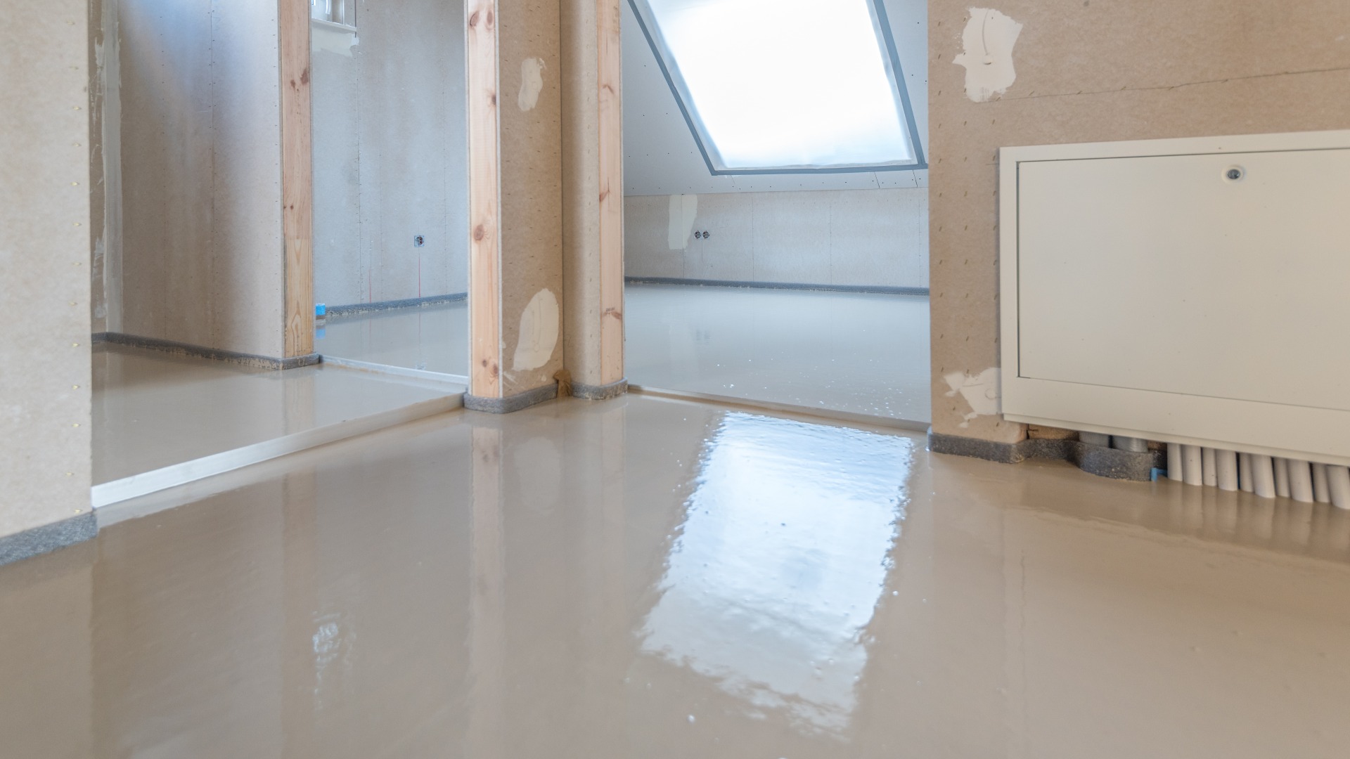 Frisch verlegter Estrich im Rohbau