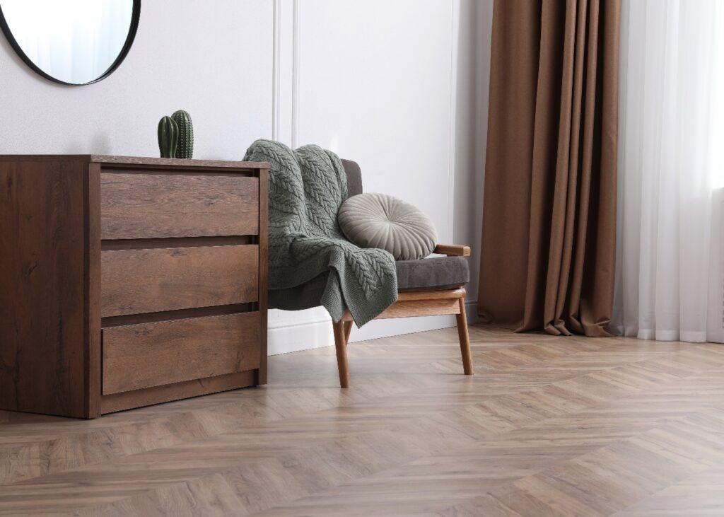Modernes Wohnzimmer mit Parkettboden und stilvollen Möbeln