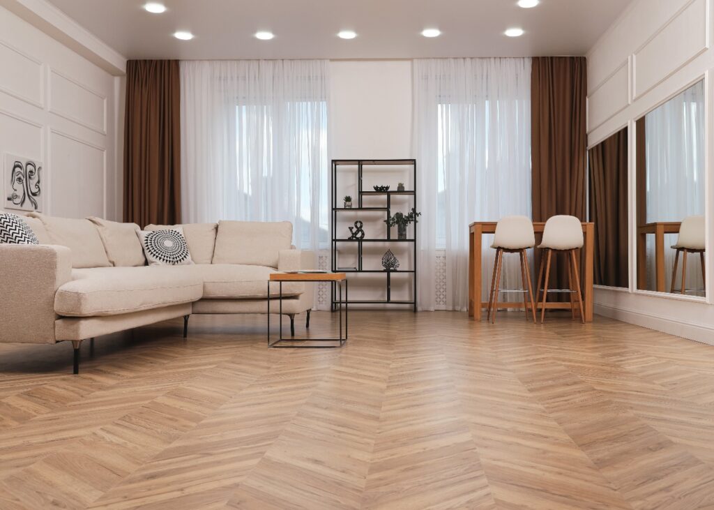 Modernes Wohnzimmer mit Parkettboden und stilvollen Möbeln